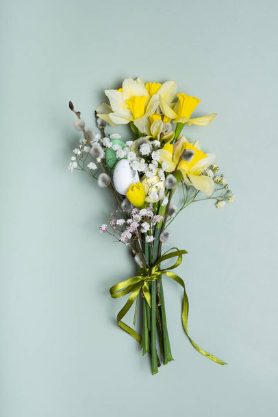 Pasen lente boeket met narcissen en wilg op groene achtergrond. Pasen wenskaart. - Foto, afbeelding