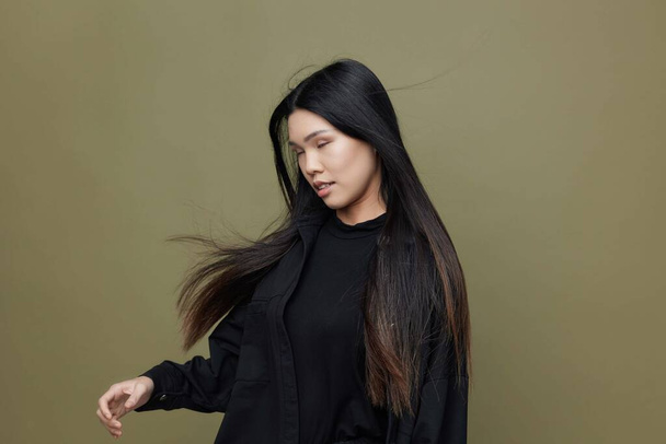 Modelo mujer chica atractiva salón lindo negro glamour asiático cabello japonés belleza cara feminidad cabello retrato cosmético largo moda hermosa elegancia - Foto, Imagen