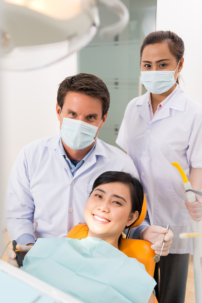 Patient souriant à la dentisterie
 - Photo, image