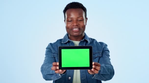 Μιλώντας, μαύρος άνδρας και μια πράσινη οθόνη tablet για μια εφαρμογή, promo ή την εμπορία ενός δικτυακού τόπου. Προσωπογραφία προσώπου, δημιουργική και ένα αφρικανικό πρόσωπο με κενή ή mockup διαστημική τεχνολογία σε φόντο στούντιο. - Πλάνα, βίντεο