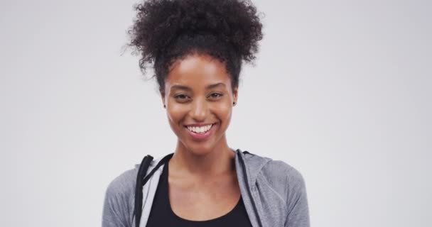 Tvář černé ženy s úsměvem, ukazující na vás a výběr pro oznámení, hlasování nebo příležitost ve studiu. Rozhodnutí, ano a model s gestem ruky ukazuje nabídku, promo nebo řešení na bílém pozadí - Záběry, video