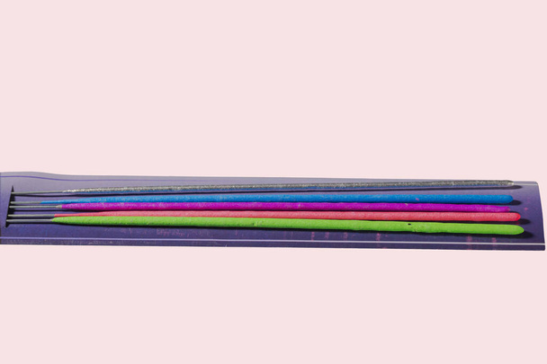 Visão de close-up de embalagens de brilhos coloridos em fundo rosa. - Foto, Imagem