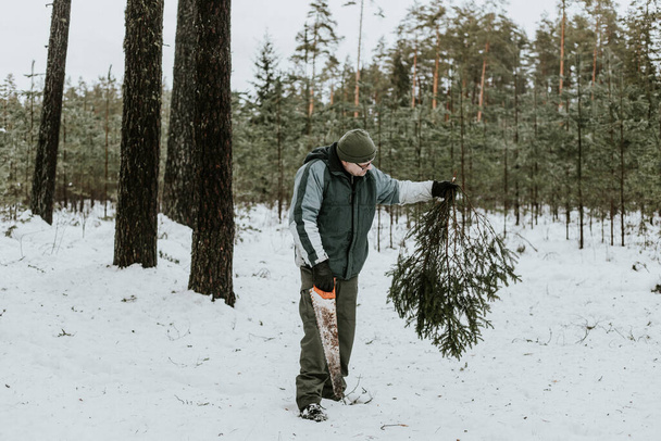 Un homme avec une scie à main dans la forêt - Photo, image