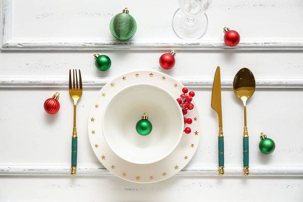 Ünnepi asztalterítés karácsonyi dekorációval fehér fa asztalon - Fotó, kép
