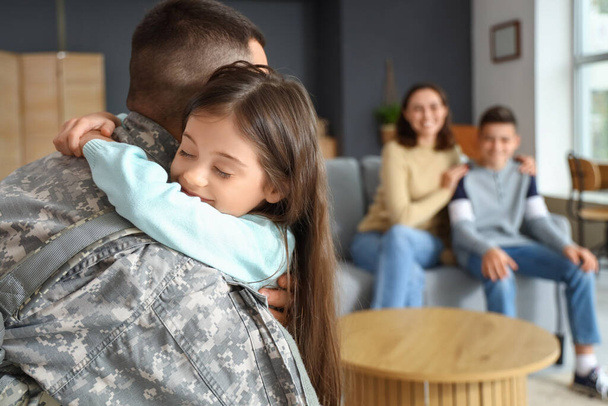 Klein meisje knuffelen haar militaire vader thuis, close-up - Foto, afbeelding