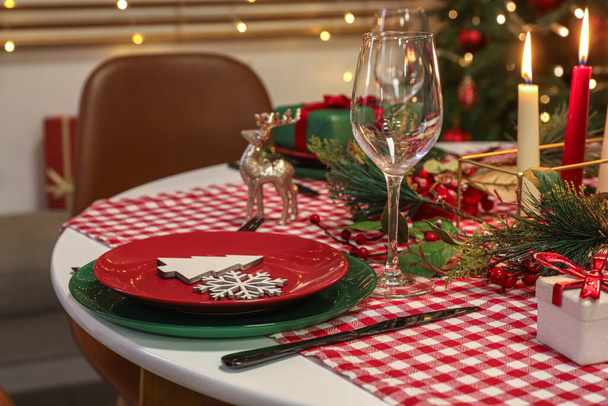 リビングルームのクリスマスの装飾とテーブルの設定 - 写真・画像