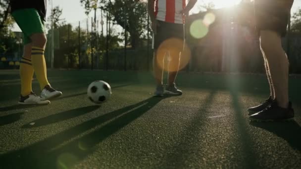 サッカー選手は夏の日に市街地のサッカー場でボールをする. 男性の親友アクティブレクリエーションと一般的な趣味 - 映像、動画