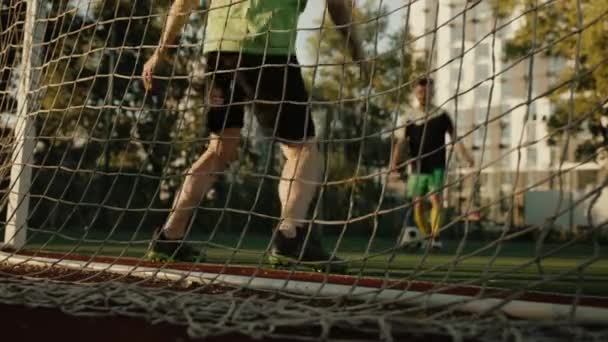 Kapus áll a futball kapunál a futball meccs alatt. Sportember védi átjáró pontozási cél - Felvétel, videó