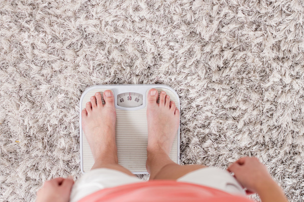 Female On schaal meten van verlies van het gewicht - Foto, afbeelding