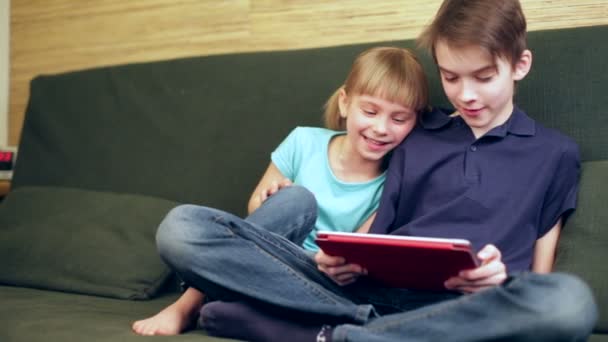 Siblings using a tablet computer panning - Filmmaterial, Video