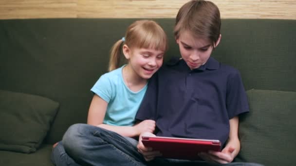 Irmãos usando um computador tablet
 - Filmagem, Vídeo