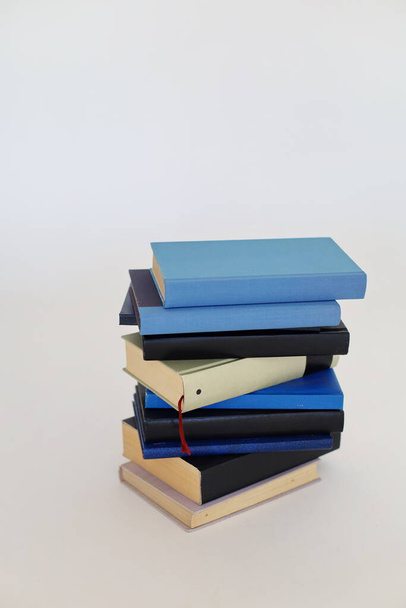 libros sobre el fondo blanco
 - Foto, Imagen