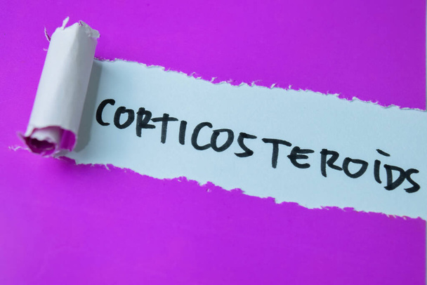 Onderwerp Corticosteroïden tekst geschreven in gescheurd papier. Medisch concept - Foto, afbeelding