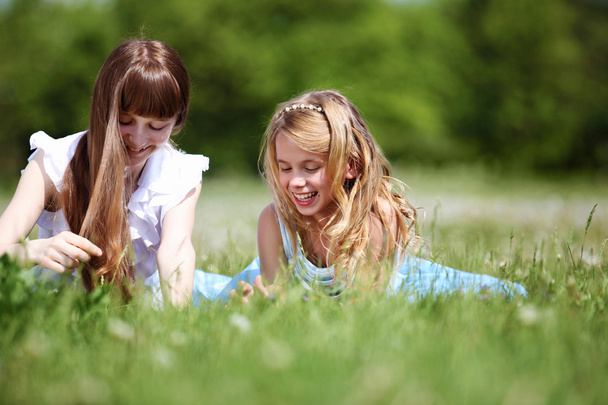 Két lány játszik a parkban. - Fotó, kép