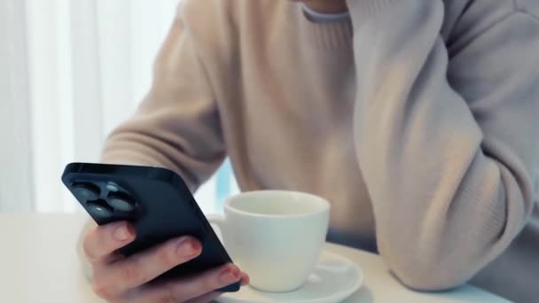 Akıllı telefon elleri beyaz çay fincanı kadın elleri yakın  - Video, Çekim