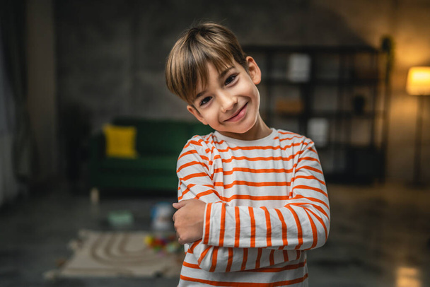Один хлопець кавказька дитина сім років дитина в домашньому портреті школяра - Фото, зображення