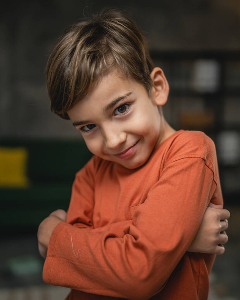 Een jongen Kaukasisch kind zeven jaar oud kind thuis schooljongen portret - Foto, afbeelding