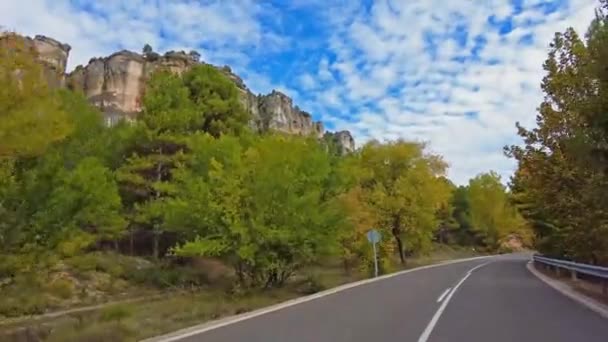 Guidare lungo le scogliere carsiche nella grande laguna di Tobar a Hoz de Beteta, Cuenca, Castilla la Mancha, Spagna, Paesaggi della catena montuosa di Cuenca - Filmati, video