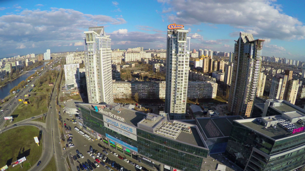 Letecký pohled na rezidenční čtvrti ve velkém městě, vysokých budov - Záběry, video