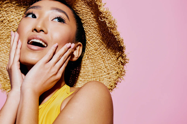 Χαμογελάστε γυναίκα μαγιό πορτρέτο καλοκαίρι διασκέδαση φόντο κίτρινο μελαχρινή μακιγιάζ ενθουσιασμένοι καπέλο μόδας casual κατάπληκτος μαύρο ροζ μοντέρνα έκπληξη μία ομορφιά - Φωτογραφία, εικόνα
