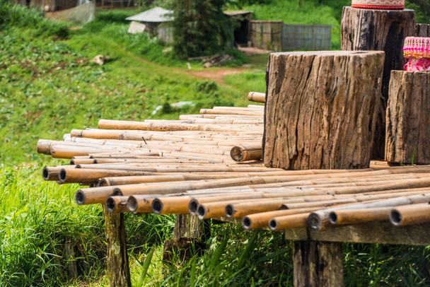 Ławka drewniana z bambusową podłogą na wzgórzu Mon Jam w prowincji Chiangmai, Tajlandia. - Zdjęcie, obraz
