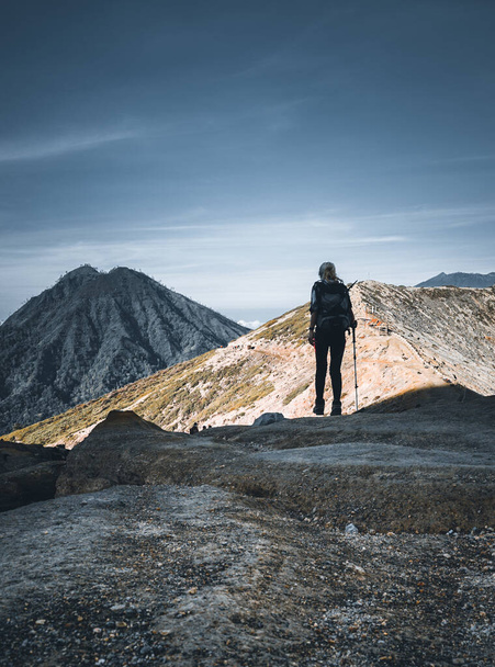 Eine Frau auf dem Weg zum Gipfel des Ijen-Kraters. - Foto, Bild