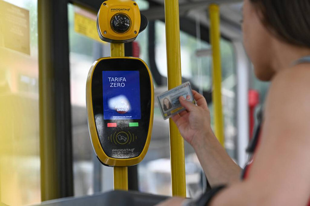 SAO PAULO, SP Brasil 17.12.2023 - Movimiento de pasajeros en autobuses en la ciudad de Sao Paulo en el primer día libre de este domingo (17).  - Foto, Imagen