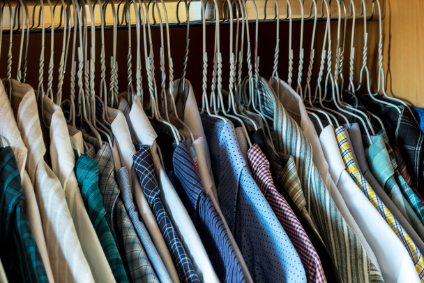 shirts op hangers - Foto, afbeelding