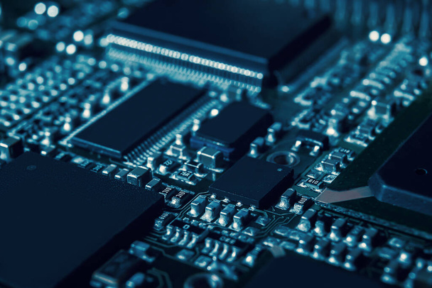 Circuito elettronico moderno con processore, circuiti integrati e componenti passivi montati a superficie da vicino. Contesto tecnologico - Foto, immagini