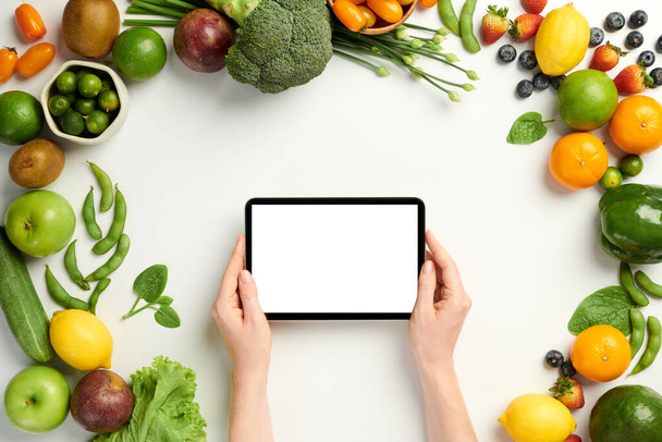 Ruce zákazníka objednávající potraviny prostřednictvím aplikace na tabletu počítače - Fotografie, Obrázek