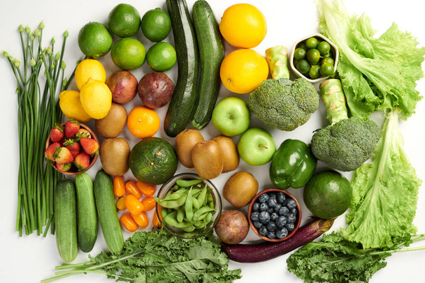Rengeteg friss gyümölcs és zöldség az asztalon, egészséges táplálkozás koncepció - Fotó, kép