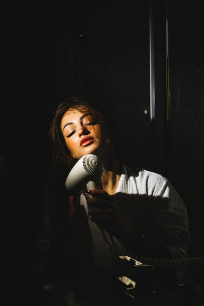 Сексуальная женщина высушивает волосы после обуви. - Фото, изображение