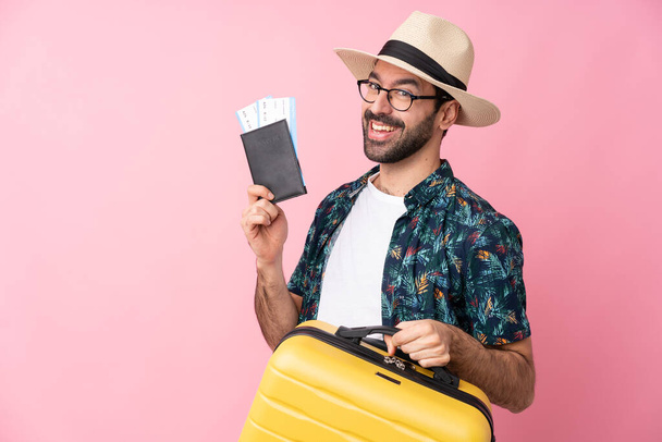 若いですcaucasian男上隔離された背景で休暇でスーツケースとパスポート - 写真・画像