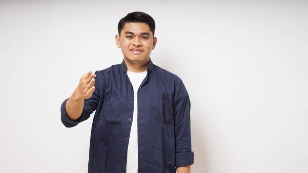Der asiatische Mann bedient sich der Zeichensprache mit der Hand. Zeichensprache von Hand lernen. ASL Amerikanische Gebärdensprache - Foto, Bild