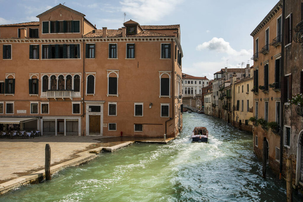  krásný benátský průplav v Benátkách s gondolami a dalšími veřejnými vodními dopravními prostředky, zdůrazňující cestování a cestovní ruch: - Fotografie, Obrázek