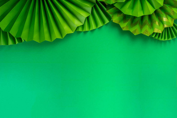 Фон праздника Святого Патрика с листьями клевера трилистника, декор шляпы лепрекона, золотая монета, аксессуары для вечеринок, символы Дня Патрика - Фото, изображение