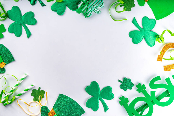 St Patrick vacances fond flatlay avec trèfle trèfle feuilles, décor de chapeau de lutin, pièce d'or, accessoires de fête, symboles de la journée Patrick - Photo, image