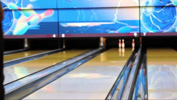 Homme tenant la balle contre bowling ruelle - Séquence, vidéo