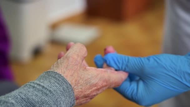 Glukometre kullanan bir doktorun kan şekeri seviyesini yaşlı bir hastanın elinden kontrol ederken görüntüsünü kapat. Yüksek kalite 4k görüntü - Video, Çekim
