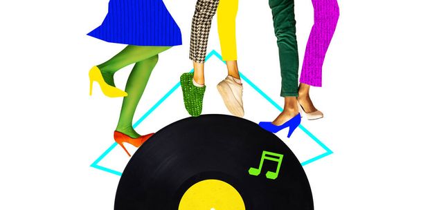 Poster. Çağdaş sanat kolajı. Kadın ve erkek bacakları eski moda kıyafetler giyip retro müzik tabağında dans ediyorlar. Dönem kıyaslamaları. Sanat anlayışı, disko, parti, eski moda, mutlu ve eğlenceli. - Fotoğraf, Görsel