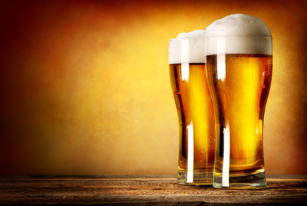 Dos vasos de cerveza
 - Foto, Imagen
