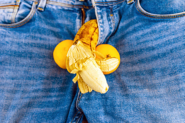 Potencjał problem koncept.Mens dżinsy spodnie z bananem i cytryny naśladujące męskie genitalia.Zdrowie i męska seksualność konceptut.Close. - Zdjęcie, obraz
