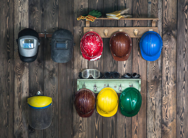 Cascos de trabajo multicolores, cascos de construcción - Foto, imagen