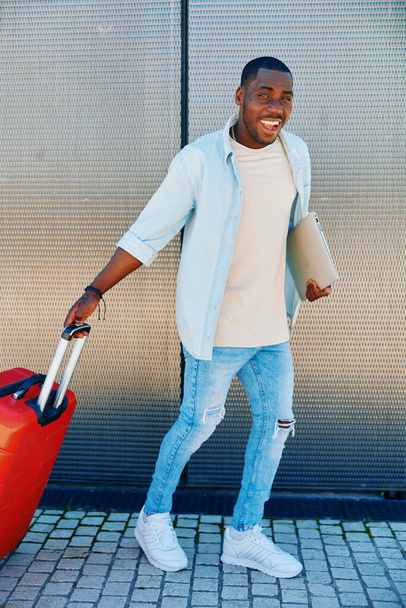 Чоловік стиль життя красивий турист американський мандрівник подорожуючий хлопець дивиться дорослий аеропорт туризм сумка валіза прогулянка сучасна чоловіча особа багаж молодий - Фото, зображення