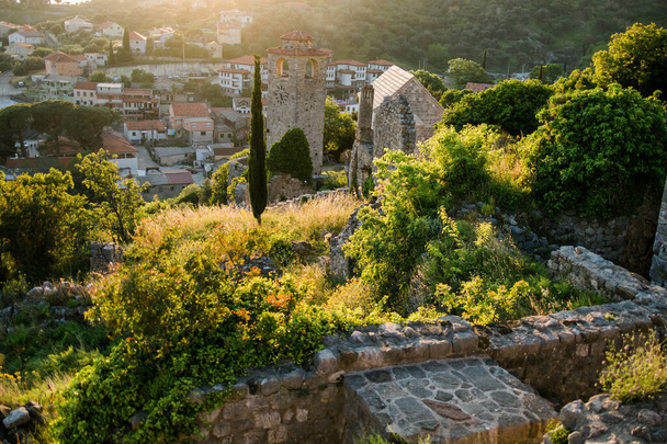 Ciudad Vieja. Vista soleada de las ruinas de la ciudadela en Stari Bar ciudad en Bar ciudad en Montenegro. - Foto, imagen