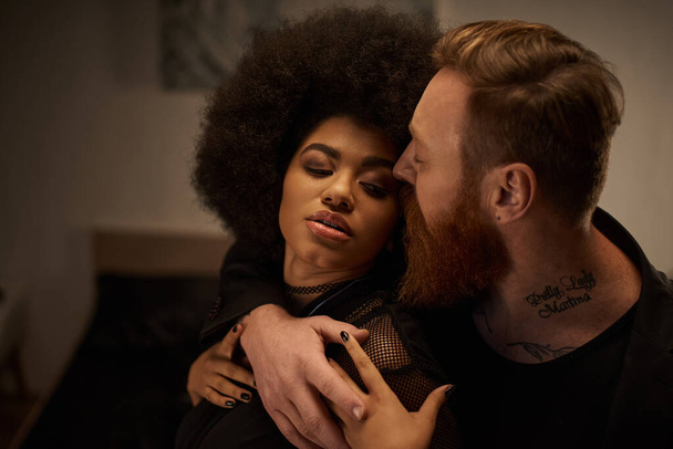 tatuado homem com barba seduzindo encaracolado afro-americano mulher no vestido na data noite, sexy casal - Foto, Imagem