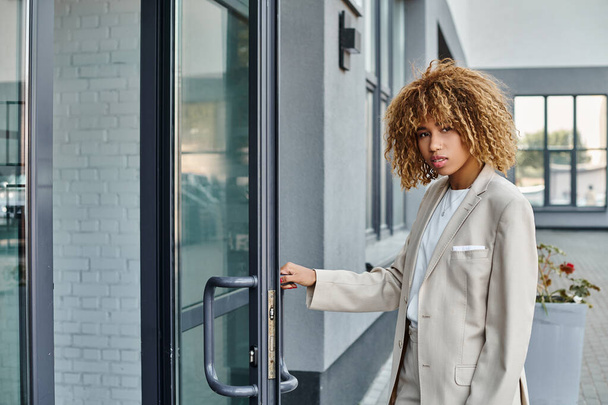 ricci afro-americani donna d'affari in abbigliamento formale entrare in ufficio, giovane professionista - Foto, immagini
