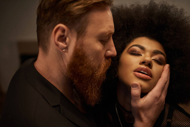 brodaty mężczyzna uwodzi piękny afrykański amerykański kobieta z kręcone włosy, intymny moment sexy para - Zdjęcie, obraz