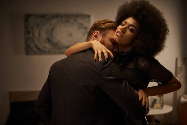 uomo barbuto sedurre giovane donna africana americana con i capelli ricci, momento intimo di coppia sexy - Foto, immagini