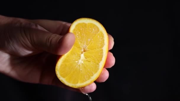 Сожмите лимон вручную. Замедленное движение лимонного сока - Кадры, видео